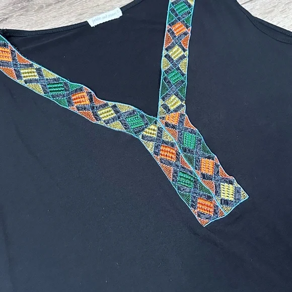 Pebble & Stone Embroidered Geometric V-Neck Tank Top - Picture 6 of 10